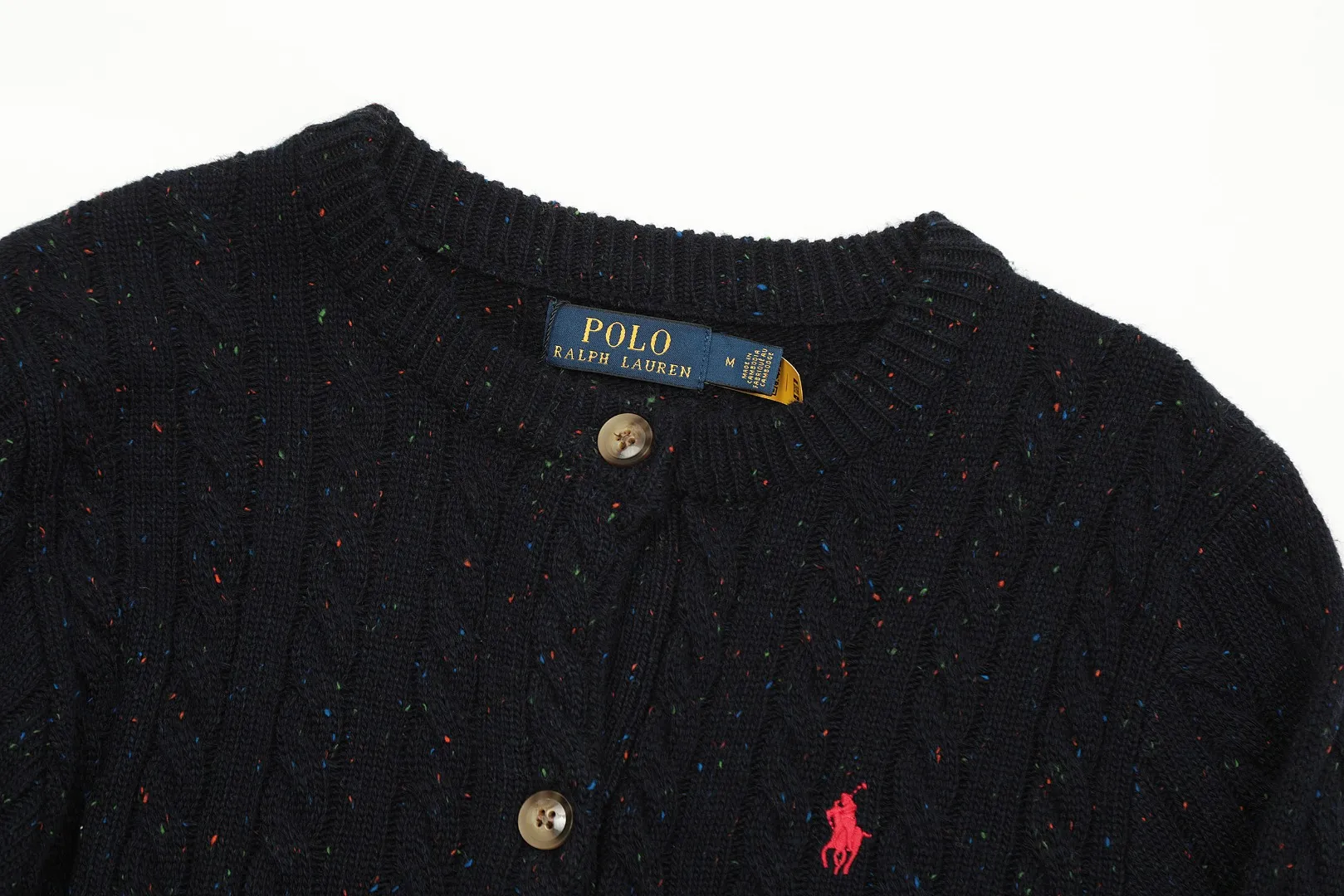 🅿️230 "Top quality" Style number: DS018# [Ralph Lauren wool blend pony embroidered logo twist knitted cardigan] ✅Ralph Lauren gradient multi-color dot versatile knitted cardigan jacket for all seasons ✅15% Merino cotton wool 85% wool blend Customized laser buttons Clean and clear texture ✅ZP quality 1:1 pattern making Scan the code to enter the GF website Counter quality ✅Details and quality are the only one in Guangzhou. Imported quality wool. Focus on high-end. Cost-effective. Needless to say good quality. ✅Restore the original version. The maximum size can be worn up to 150 pounds. Loose, comfortable and stress-free. ✅The upper body is simple and easy to wear. A must-have for goddess ootd. Good-looking clothes are never picky. A must-have in the goddess's wardrobe. Size: S-L. Color: Navy blue, light blue, off-white, leather pink, Christmas red.
